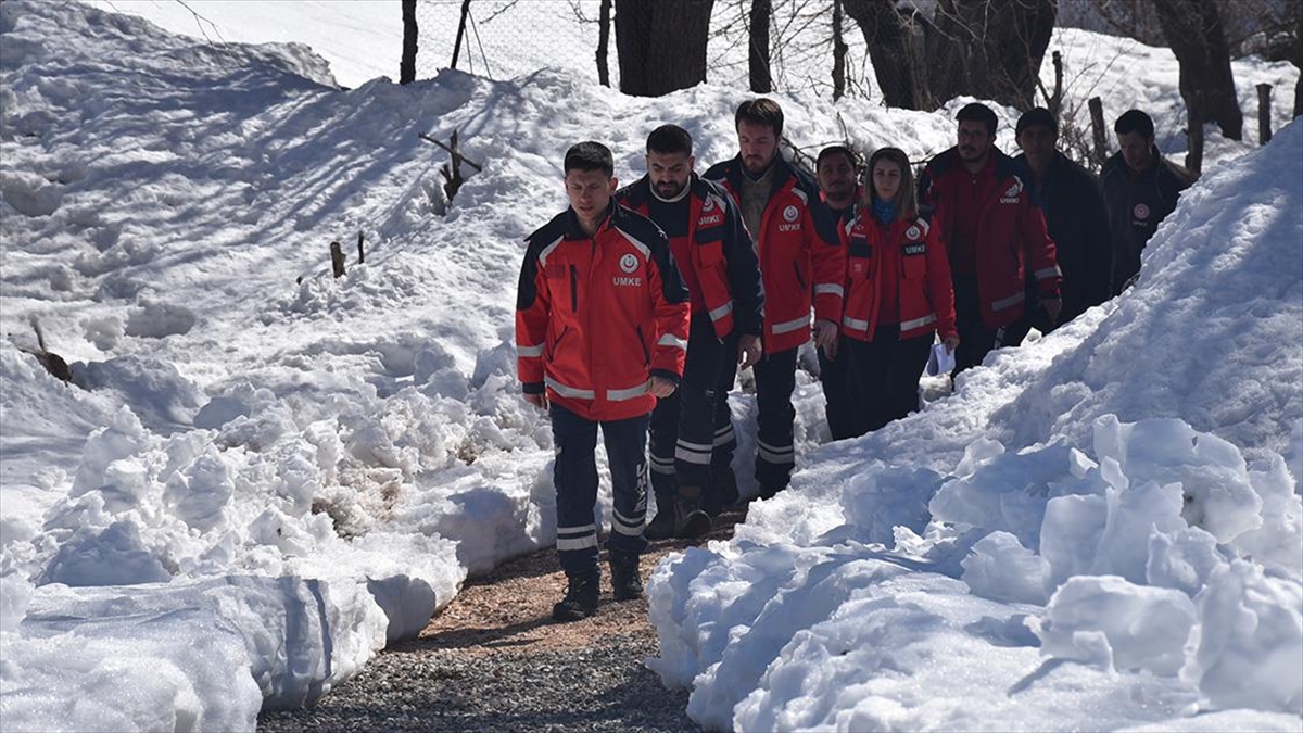 Umke Ekipleri Adıyaman'da Karlı Yolları Aşıp Depremzede Köylülere Sağlık Hizmeti Götürüyor