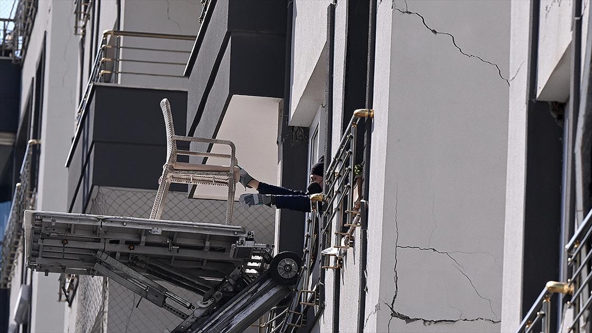 Afad: Hasarlı Yapılardaki Eşyaların Alınması Kesinlikle Yasaktır