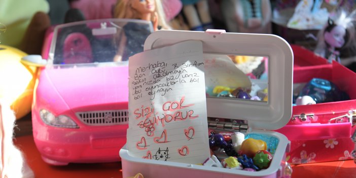 Depremzede çocuklara oyuncak ve kitap