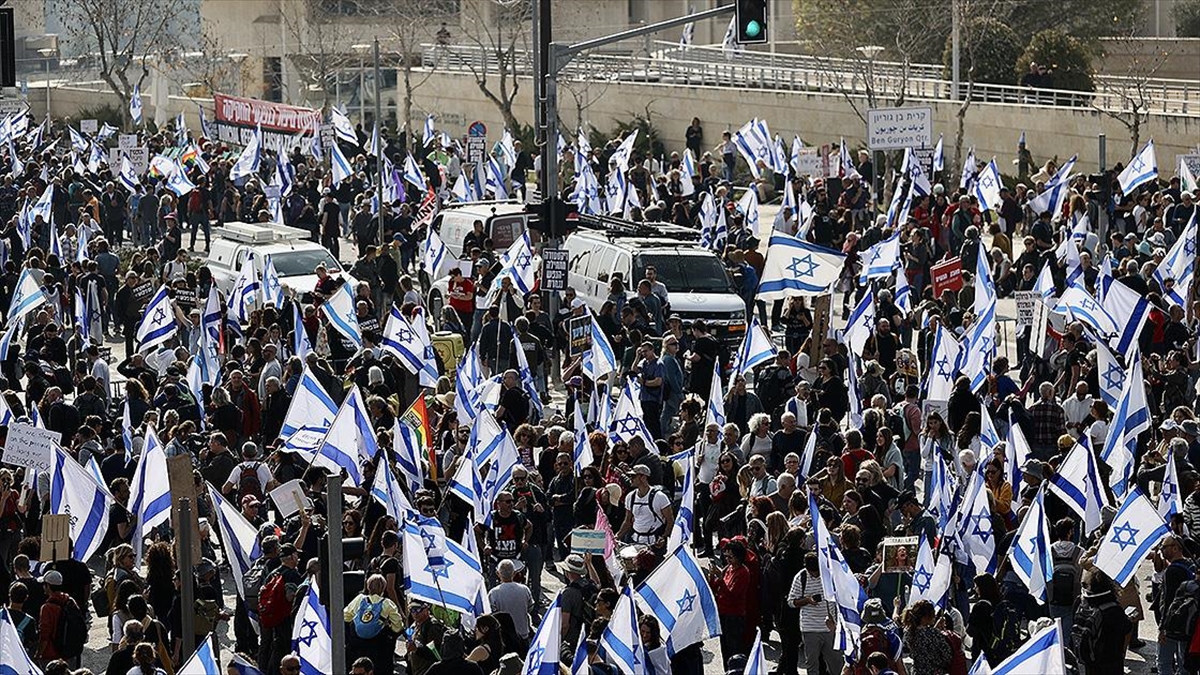 Binlerce İsrailli, Netanyahu'nun Tartışmalı Yargı Düzenlemesini Meclis Önünde Protesto Etti