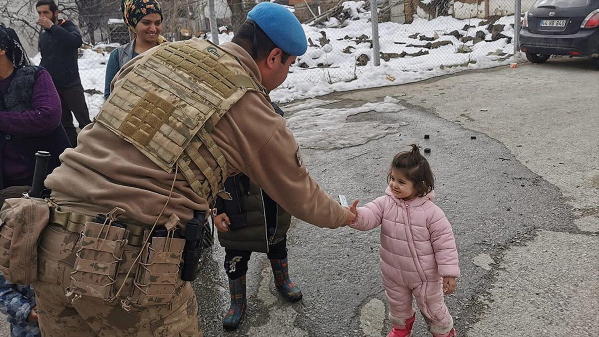 Van'dan Deprem Bölgesine Giden Jandarma Ekipleri Yaraların Sarılmasına Yardımcı Oluyor