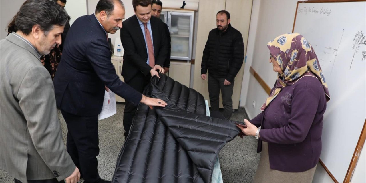 Erzincan'da Gönüllülerin Ürettiği Uyku Tulumları Depremzedelere Gönderiliyor