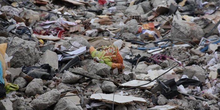 Enkazda Hüzünlendiren Görüntü