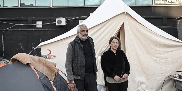 İskenderunlu Çift, Az Hasarlı Evlerinin Karşısına Kurdukları Çadırda Yaşıyor