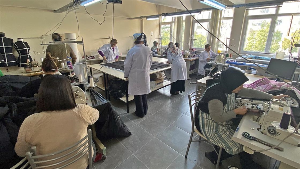 Olgunlaşma Enstitüsünde Depremzedeler İçin Uyku Tulumu Üretiliyor