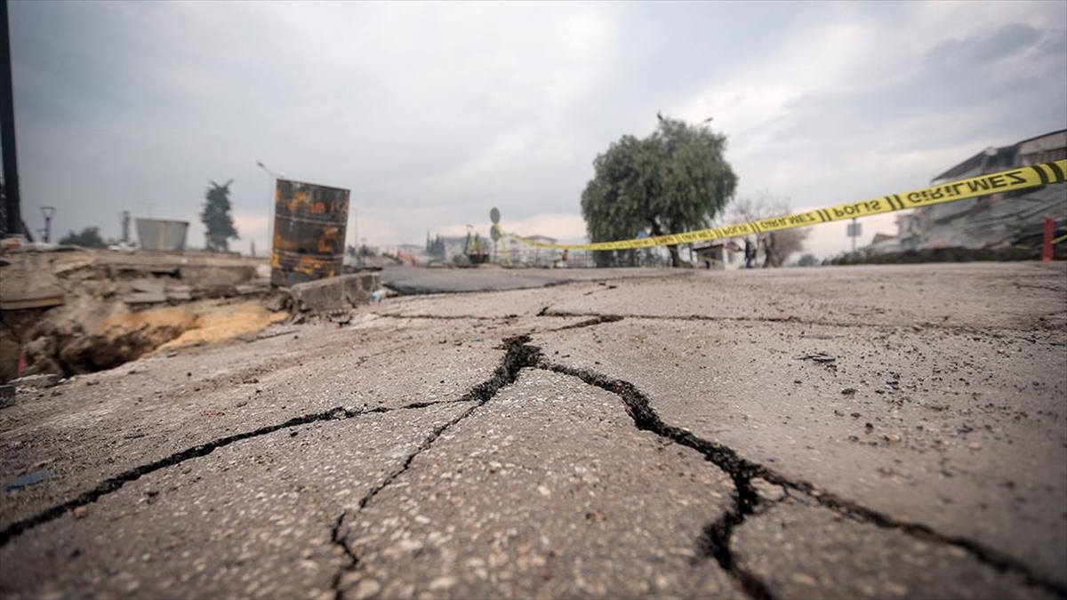 Hatay Merkezli Depremde Bazı Yol Ve Köprüler Zarar Gördü