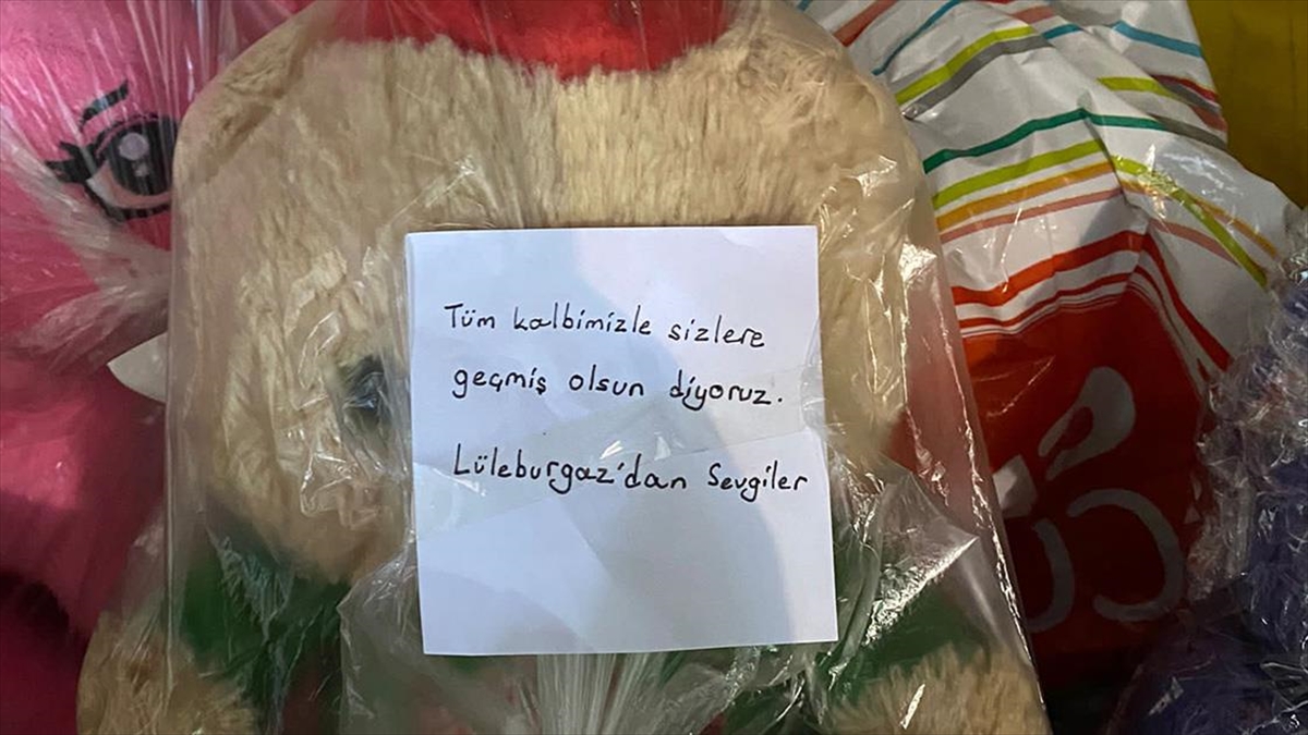 Oyuncaklarını Duygu Dolu Notlarla Depremzede Akranlarına Gönderiyorlar