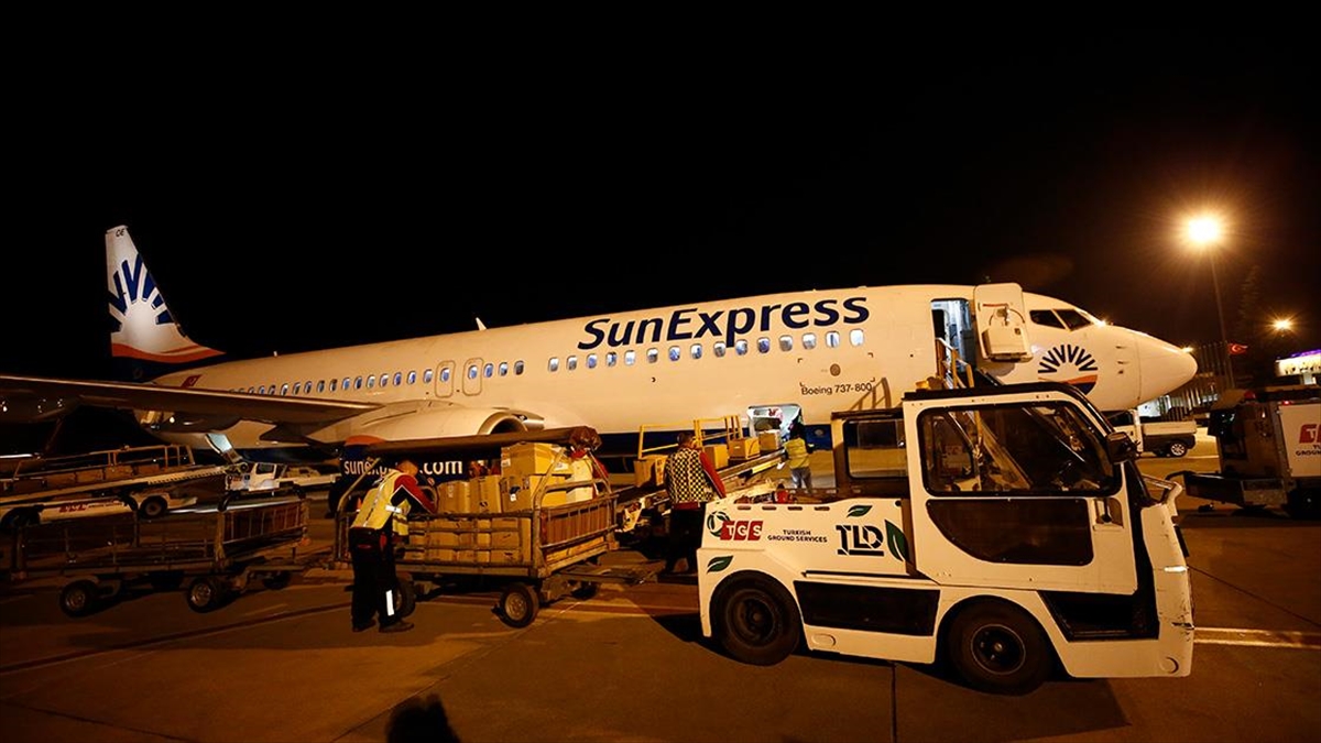 Sunexpress'in "hava Köprüsü"yle İlk Yardım Uçağı Antalya'da