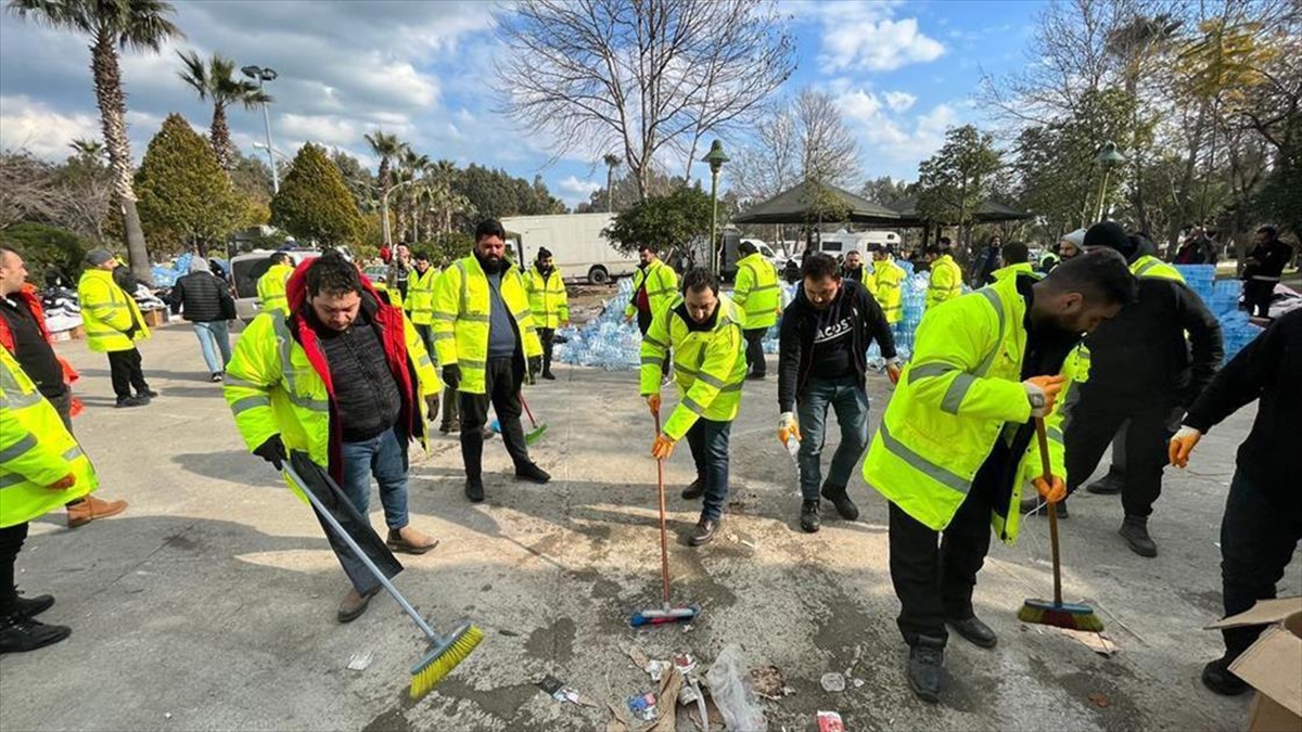 Ak Parti'nin "cemre Hareketi" Deprem Bölgesinde 300 Bin Poşet Çöp Topladı