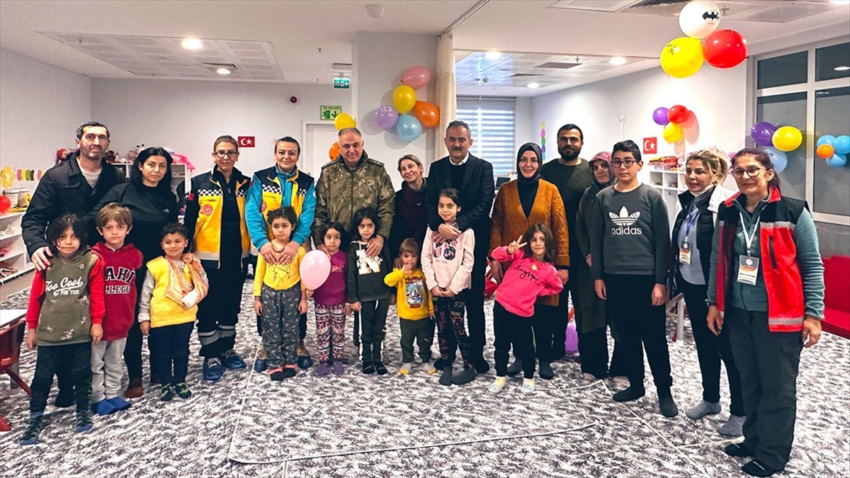 Milli Eğitim Bakanı Özer'den Malatya'daki İlk Hastane Sınıfına Ziyaret