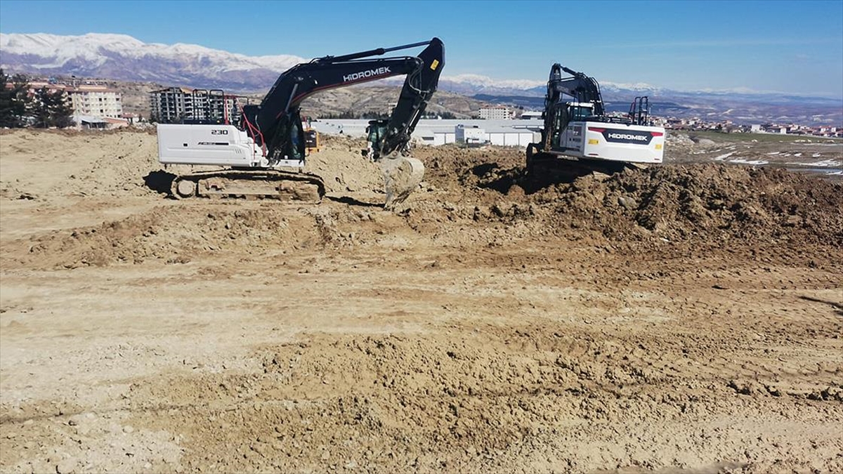 Adıyaman'ın Besni İlçesinde Enkaz Kaldırma Ve Hasar Tespit Çalışmaları Sürüyor