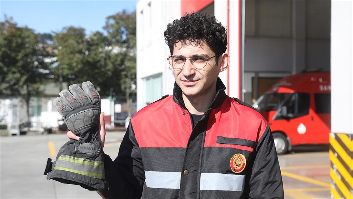 İtfaiye Erinin Eldiveninin Teki Depremin Ardından Enkazdan Çıkardığı Çocukta Kaldı