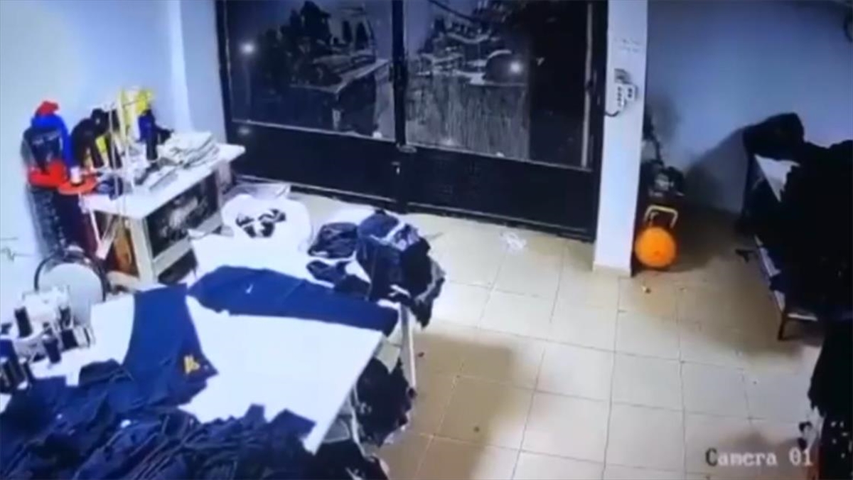 Hatay Depremi Mersin'deki Tekstil Firmasının Güvenlik Kamerasında