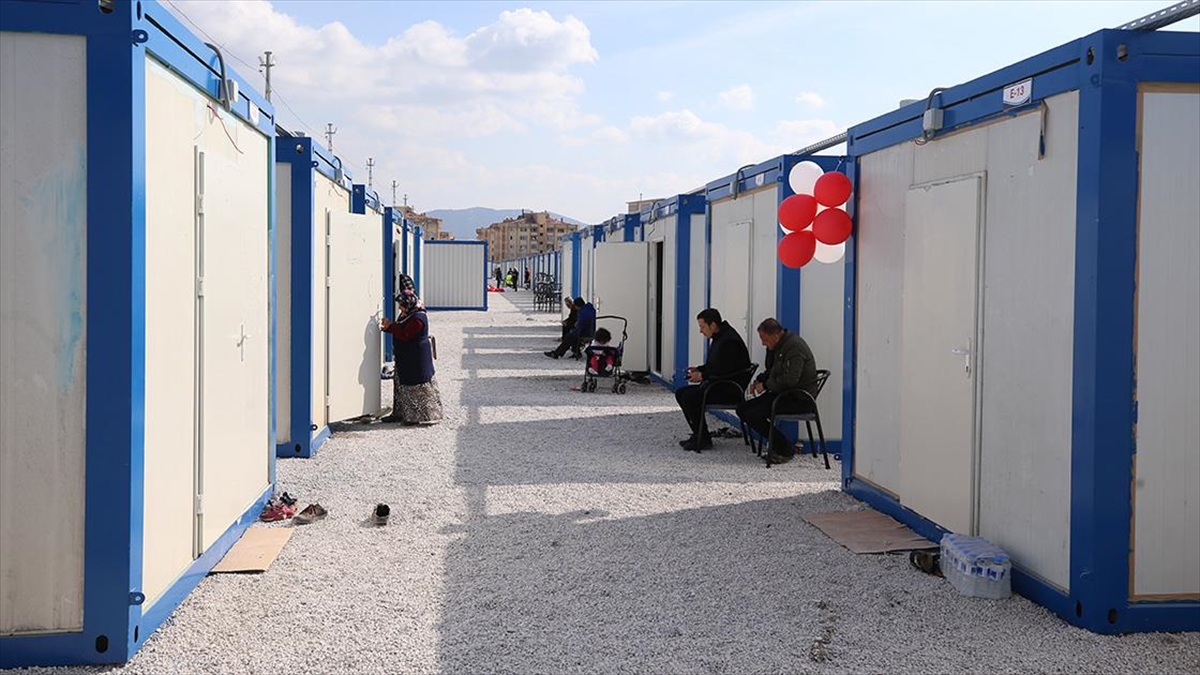 Gaziantep'te Depremzedeler Geçici Barınma Alanlarında Kalmaya Başladı