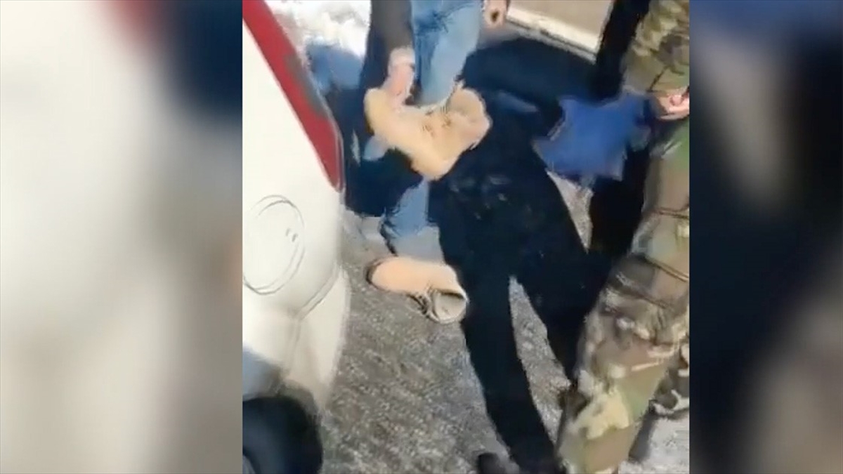 Botunu Çıkarıp Depremzede Vatandaşa Veren Mehmetçik Çin'de Haber Oldu