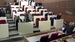 AKP’li Meclis Üyesi Hacer Çınar, Tanju Özcan’a su şişeleri fırlattı