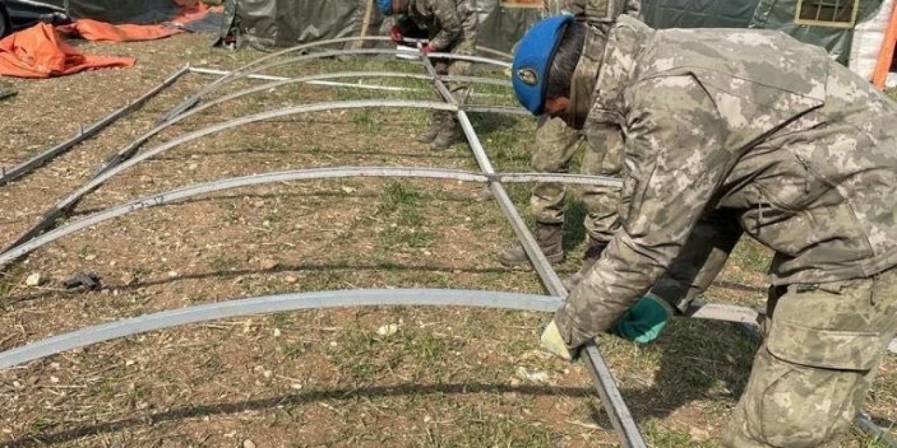 Mehmetçik deprem bölgesinde 59 bin 985 çadır kurdu
