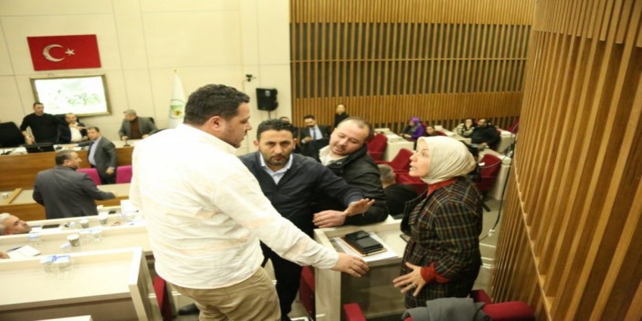 AK Partili meclis üyesi Hacer Çınar, Bolu Belediye Başkanı Tanju Özcan'a su şişesi fırlattı