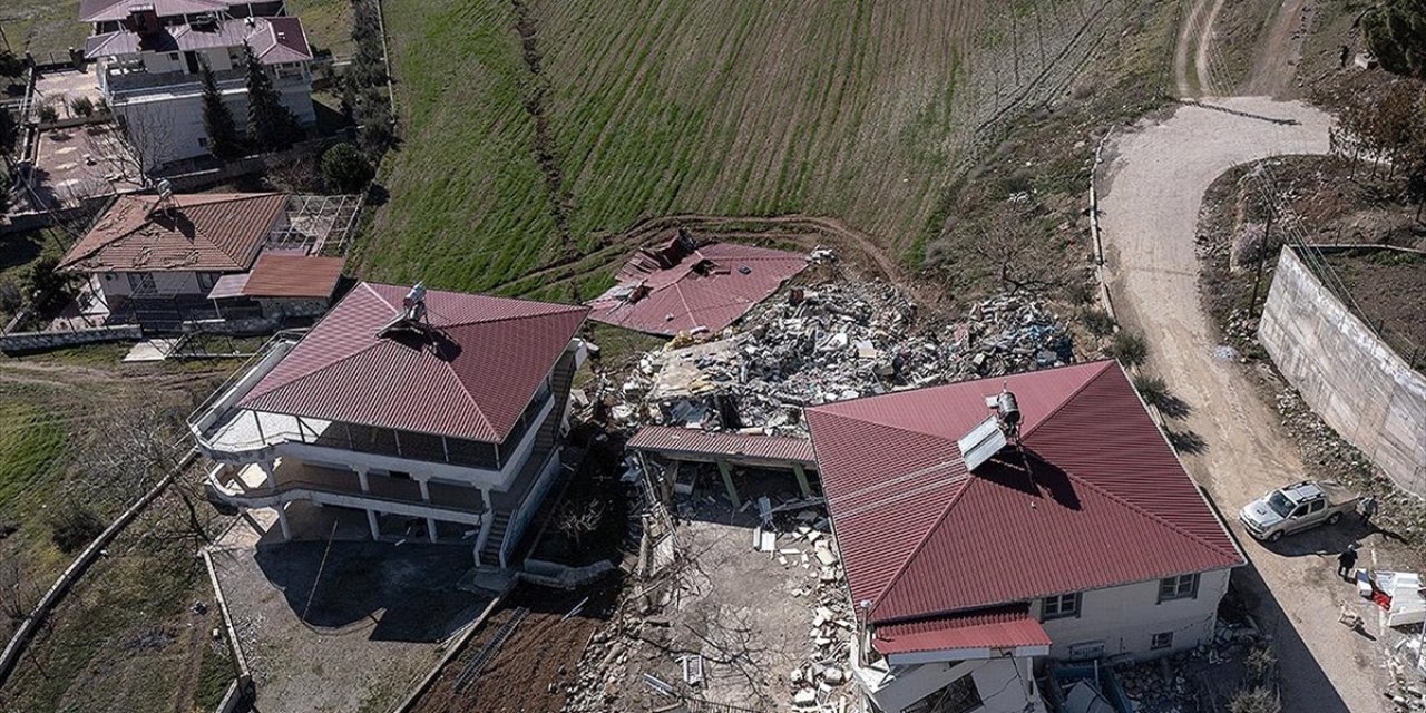 Kahramanmaraş'ta Depremde Oluşan Yarık Çiğli Mahallesi'ni İkiye Böldü