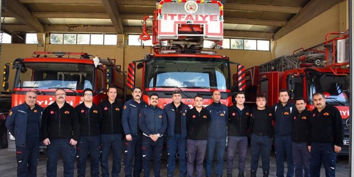 Aksaray Belediyesi İtfaiye Ekipleri, Enkazdan Kurtardıkları Depremzede İle Görüşmeye Devam Ediyor