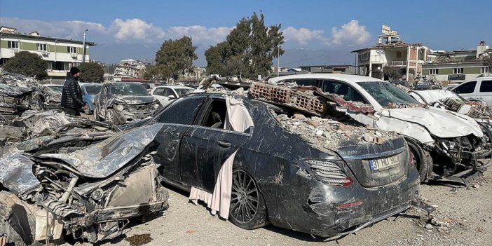 Hatay'da Depremde Zarar Gören Araçlar Otoparklara Çekiliyor