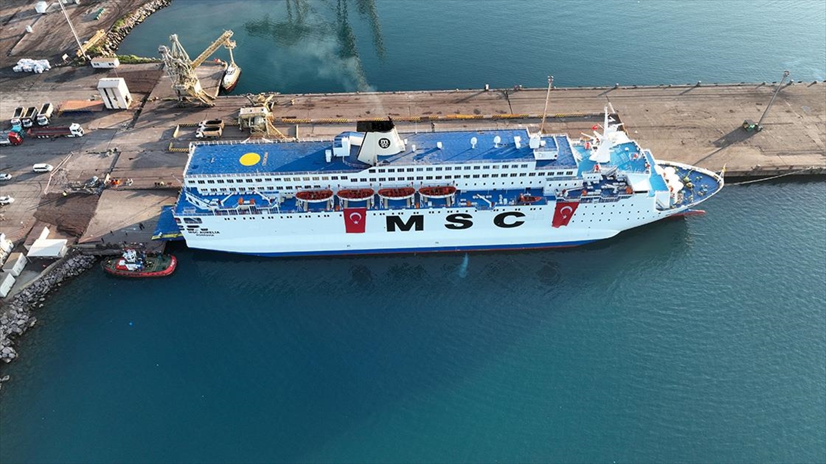 İskenderun Limanı'na Demirleyen Yolcu Gemisi, Depremzede Ailelere Yuva Oldu