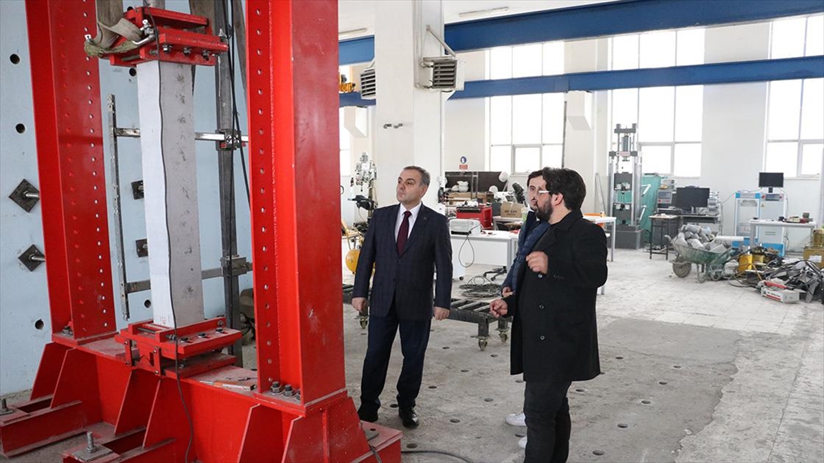 Depremlerde Yıkılan Binaların Röntgeni Erü'nün Deprem Araştırma Laboratuvarı'nda Çekiliyor