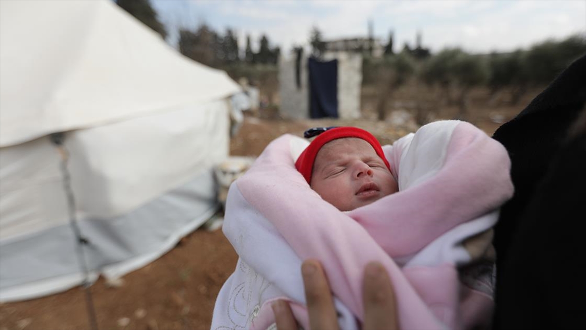 Suriye'de Enkazda Doğup Öksüz Kalan "mucize Bebek", Halasının Evinde Büyüyecek