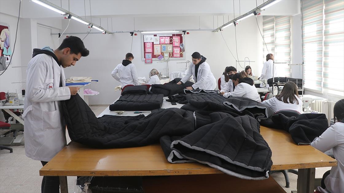 Edirne'de Meslek Liseliler Depremzedeler İçin Uyku Tulumu Dikiyor