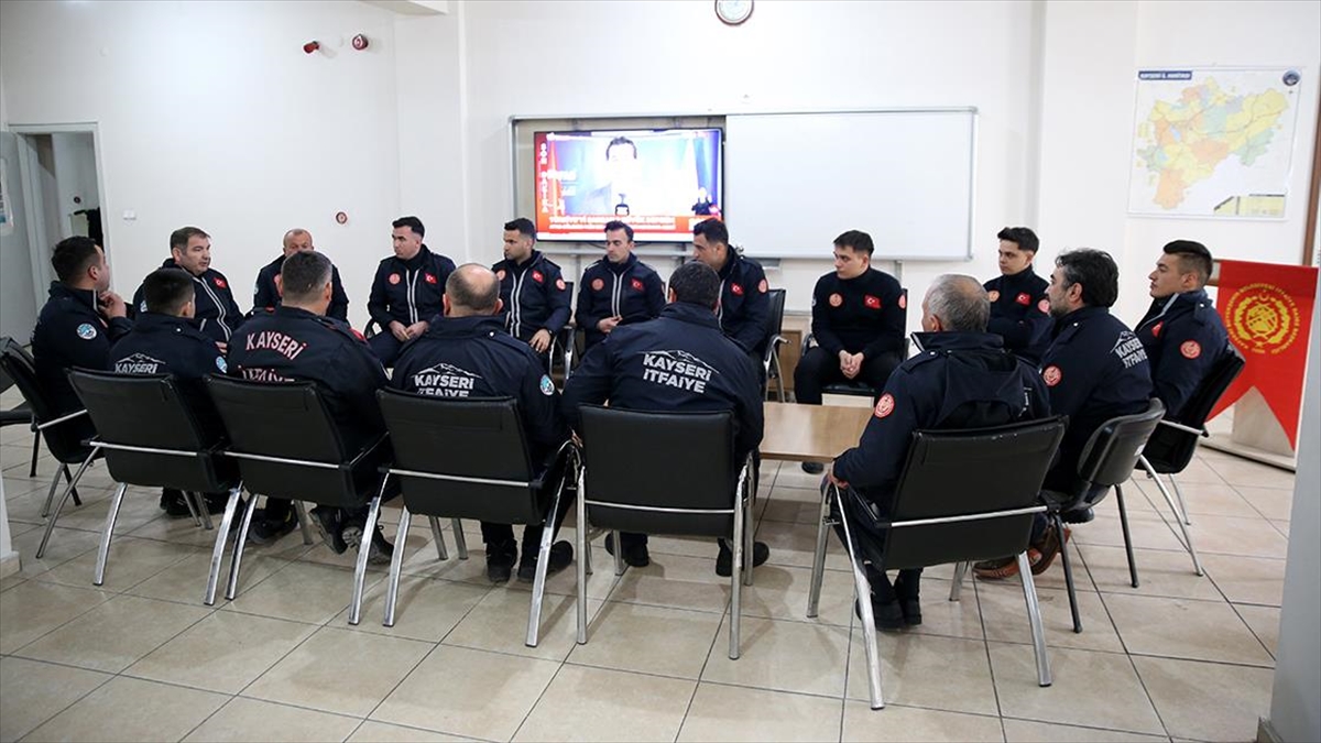 Günlerce Uykusuz Çalışan İtfaiyecilere Enkaz Altından Duydukları Sesler Güç Verdi