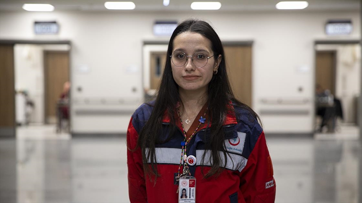 Depremin İlk Akşamı Telefon Işığında Doğum Yaptıran Ebe Kübra Avşar Yaşadıklarını Anlattı