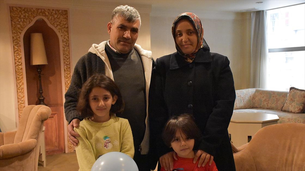 Trabzon'da Otelde Kalan Depremzede Aileler Yaşadıklarını Unutmaya Çalışıyor