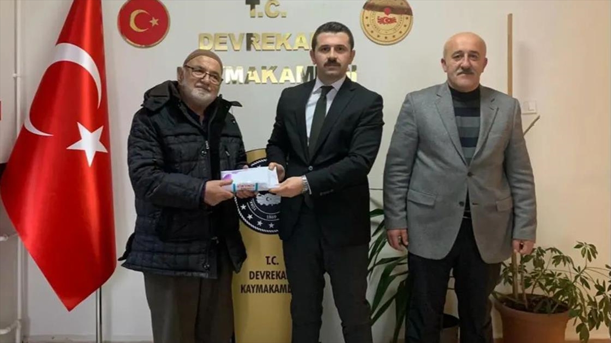 Emekli Maaşından Biriktirdiği 50 Bin Lirasını Depremzedelere Bağışladı