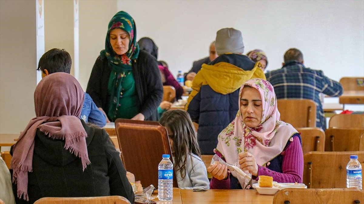Depremzedeler Van'da Afetin Yaşattığı Acıları Unutmaya Çalışıyor