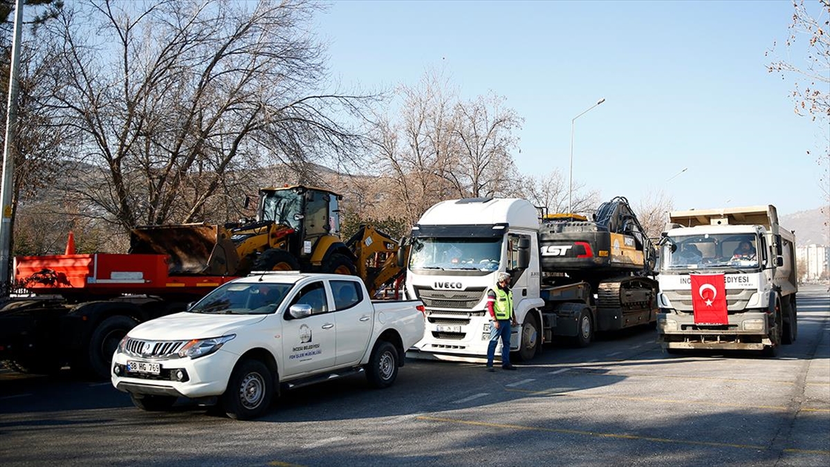 Kayseri'deki Belediyelerden Deprem Bölgesine Araç Ve Personel Desteği