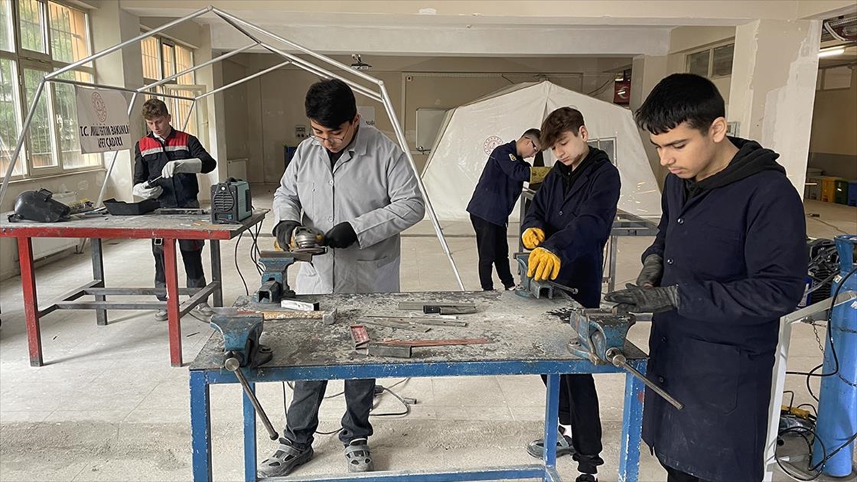 Bursa'daki 3 Eğitim Kurumu Depremzedeler İçin Afad Standartlarında Çadır Üretiyor