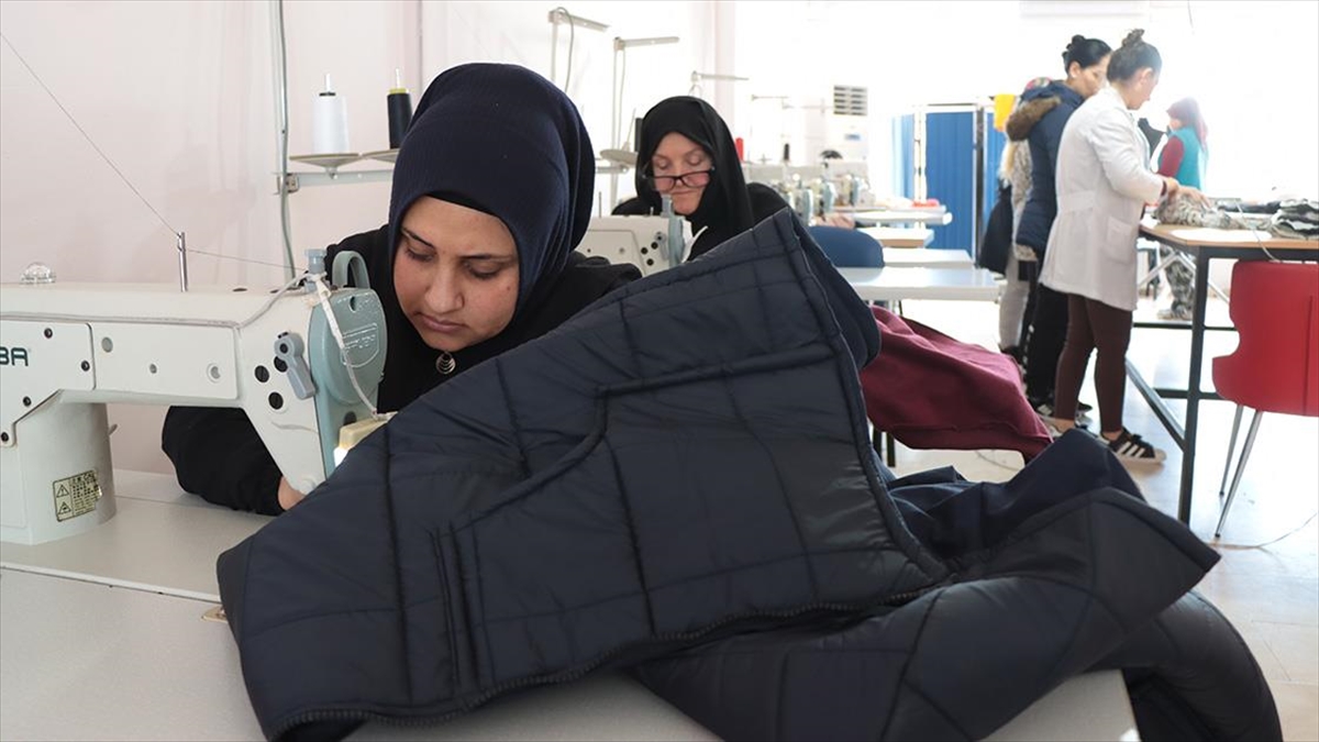 Kırklareli'nde Roman Kadınlar Afetzedeler İçin Giysi Dikiyor