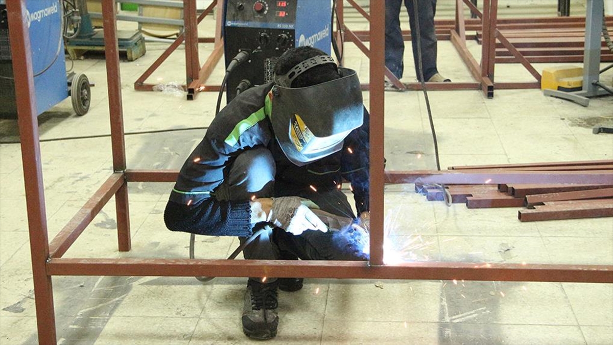 Bitlis'te Öğrenciler Depremzedeler İçin 96 Mobil Tuvalet Üretti