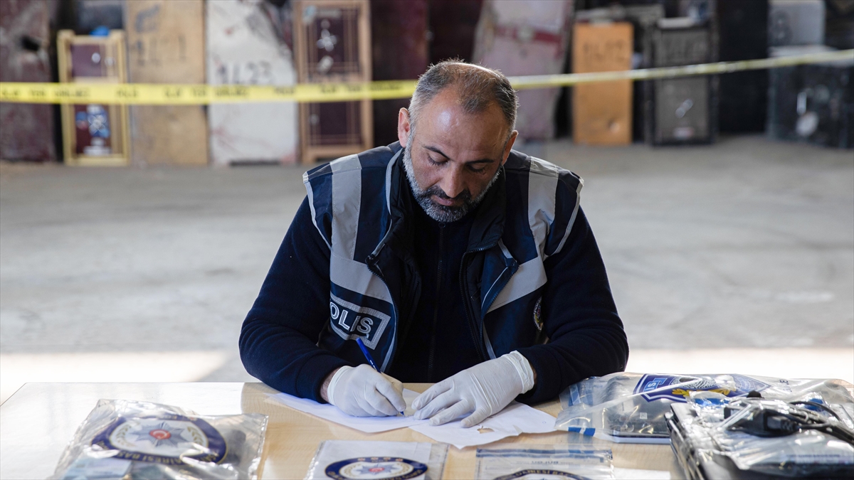 Hatay'daki Enkazlarda Bulunan Telefon, Tablet Ve Bilgisayarlar Polis Gözetiminde Korunuyor