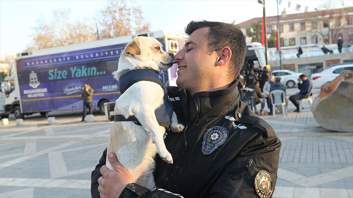 Deprem Bölgesinde "afitap" Adlı Köpeği Çevik Kuvvet Sahiplendi
