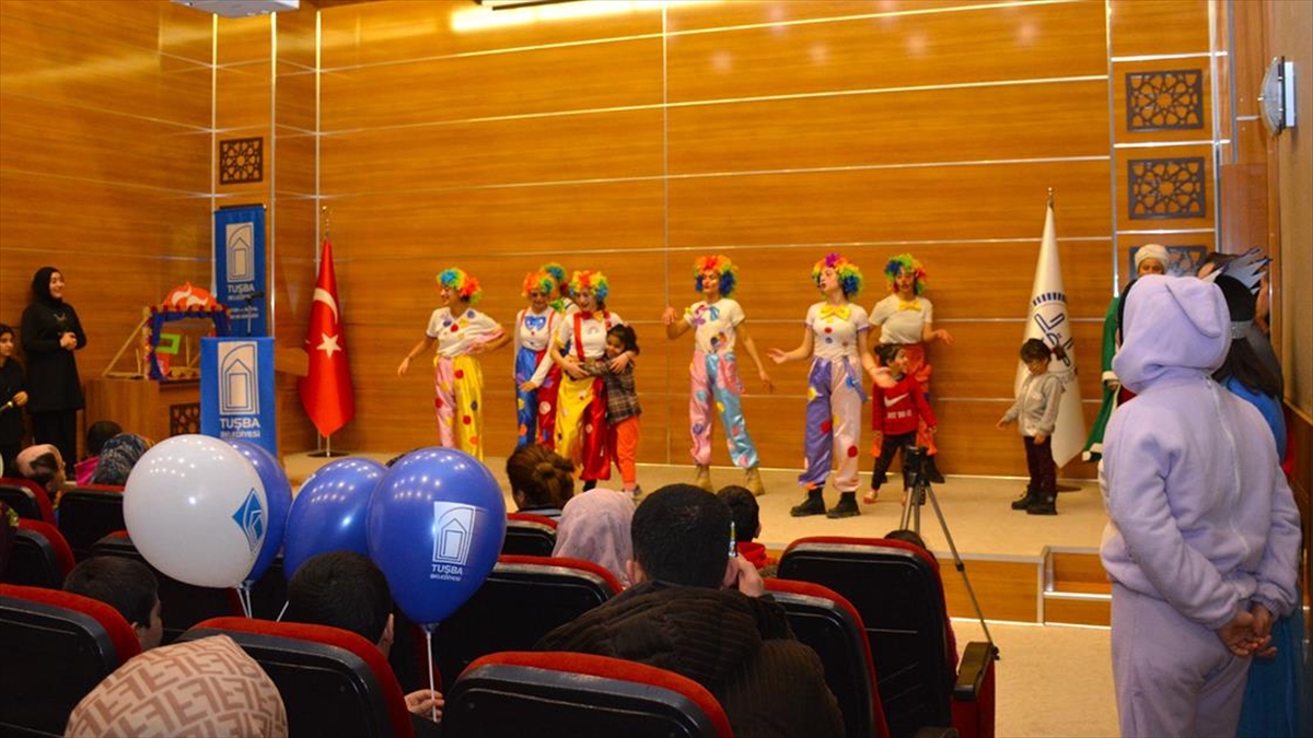 Depremzede Çocuklar Hacivat Ve Karagöz Oyunuyla Eğlendi