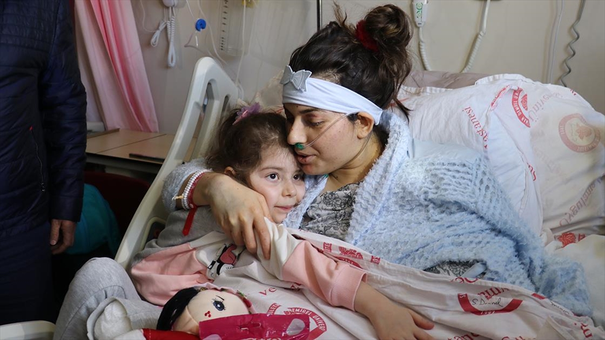 Hatay'da 131 Saat Sonra Enkazdan Kurtarılan İrem, Isparta'da Annesine Kavuştu