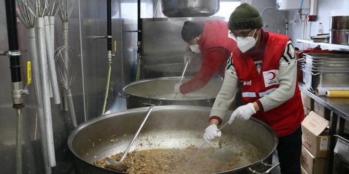 Türk Kızılay Elbistan'da Günlük 100 Bin Porsiyon Yemek Çıkarıyor