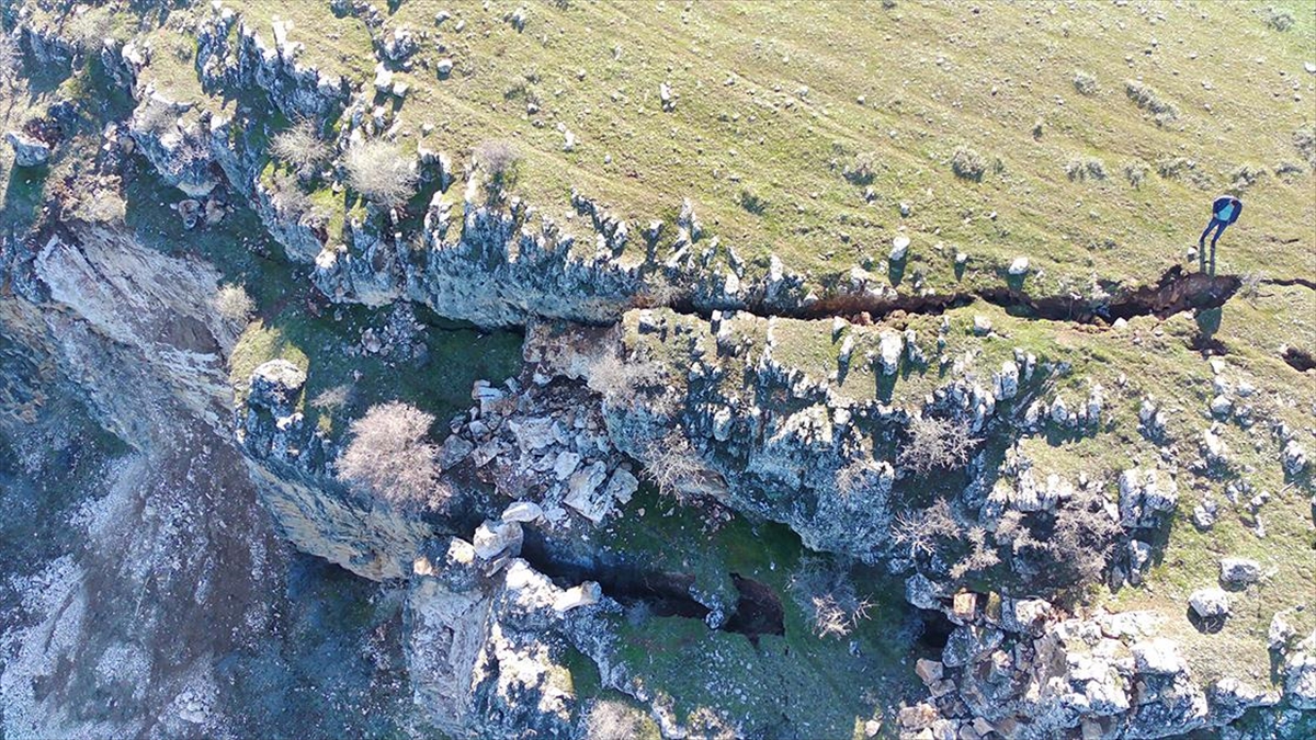 Depremler Fırat Nehri Kıyısında Yarıklar Oluşturdu