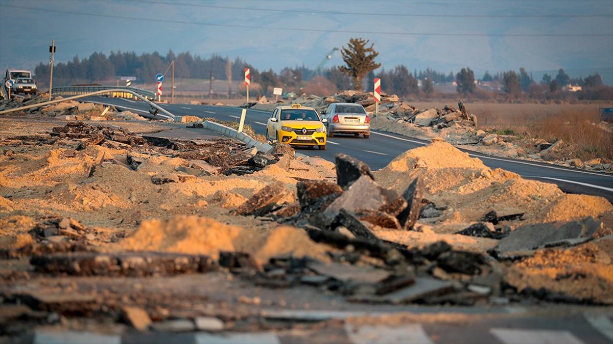 Defne Merkezli Deprem Yollarda Ve Tarlalarda Oluşan Hasarı Büyüttü
