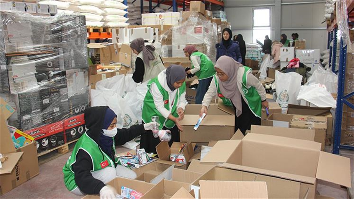 Yabancı Uyruklu Gönüllü Öğrenciler Depremzedelerin Yardımına Koştu