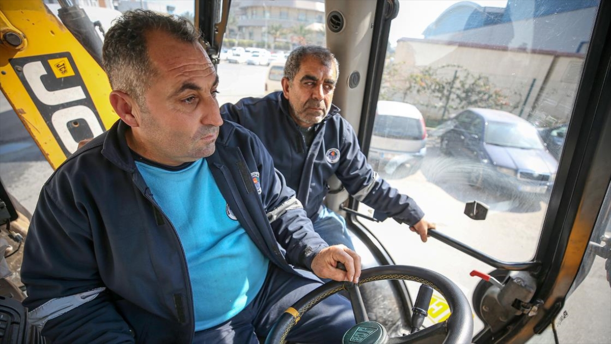 Mersinli Kaldırım Onarım İşçileri, Beton Kırıcıyla Hatay'da 3 Kişiyi Enkazdan Kurtardı