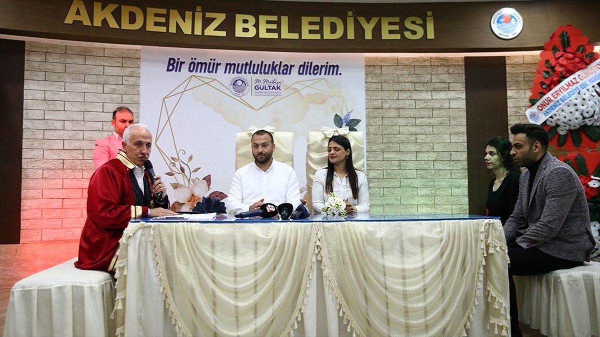 "asrın Felaketini" Hatay'da Yaşayan Depremzedeler, Mersin'de Evlendi