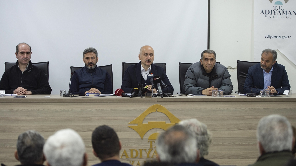 Bakan Karaismailoğlu: Katar'dan Ve Yardımcı Dost Ülkelerden Gelecek Konteynerler Yola Çıktı