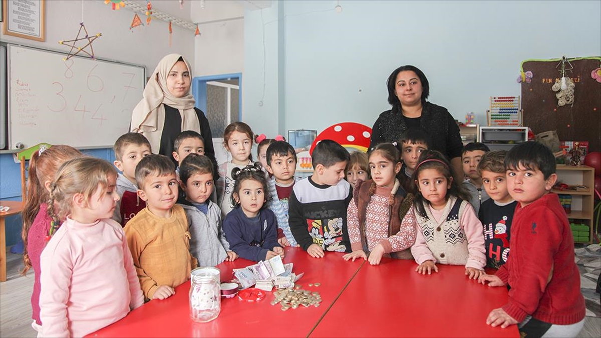 Ana Sınıfı Öğrencileri Kumbaralarındaki Parayı Depremzede Çocuklara Bağışladı